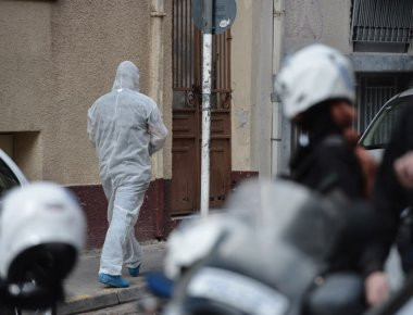 Τάπερ με εκρηκτικό μηχανισμό «έκρυβε» σε σακούλα ο 29χρονος που συνελήφθη για τη βόμβα στον Λ. Παπαδήμο